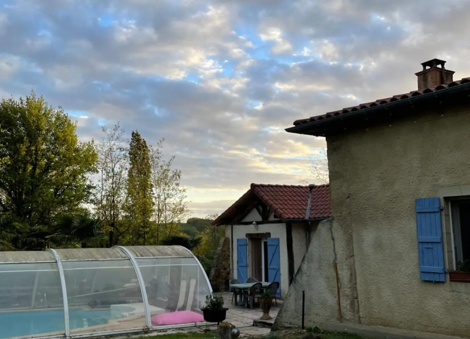 לינה וארוחת בוקר Armous-et-Cau Chambre Double Et Calme